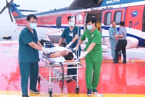 Bệnh nhân được chuyển về đất liền điều trị bằng trực thăng