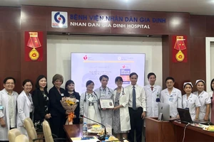 Đại diện Tổ chức AHA trao tặng Chứng nhận đồng cho Bệnh viện Nhân Dân Gia Định