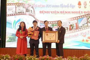 Bệnh viện Bệnh Nhiệt đới TPHCM đón nhận bằng xác lập kỷ lục bệnh viện lâu đời nhất Việt Nam do Tổ chức Kỷ lục Việt Nam trao tặng