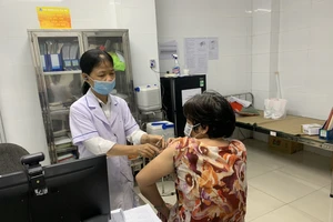 Nhân viên Trung tâm y tế quận 11 tiêm vaccine cho người dân trên địa bàn quận