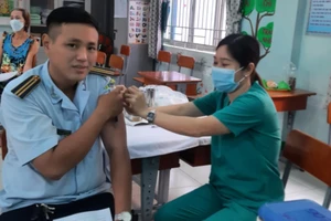 Nhân viên Trung tâm y tế quận 11 tiêm vaccine Covid-19 cho người dân