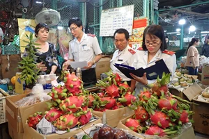 Lực lượng chức năng Ban Quản lý an toàn thực phẩm kiểm tra nguồn gốc xuất xứ thực phẩm tại chợ đầu mối nông sản Thủ Đức