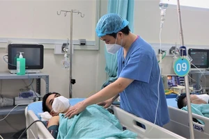 Nhân viên y tế đang chăm sóc cho người bệnh