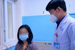 Bác sĩ đang thăm khám cho bệnh nhân