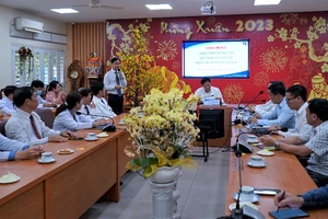 TS-BS Nguyễn Hoàng Hải, Giám đốc Bệnh viện Nhân dân Gia Định báo cáo tại buổi làm việc