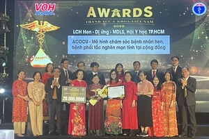 Đồng chí Nguyễn Phước Lộc, Trưởng Ban Tổ chức Thành ủy TPHCM (thứ 3 từ trái qua) trao giải thưởng Thành tựu y khoa Việt Nam cho Mô hình chăm sóc bệnh nhân hen, bệnh phổi tắc nghẽn mạn tính tại cộng đồng
