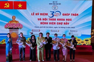 TS-BS Nguyễn Tri Thức, Giám đốc Bệnh viện Chợ Rẫy trao tặng hoa cho những người đã được ghép tạng thành công