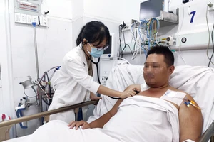 Bác sĩ đang thăm khám cho bệnh nhân Ảnh: BVCC