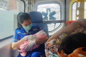 Nhân viên Trung tâm cấp cứu 115 đưa mẹ con sản phụ đến Bệnh viện quận 11 điều trị