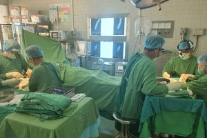 Các bác sĩ đang tiến hành phẫu thuật cho bệnh nhi Ảnh: BVCC