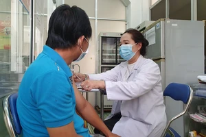 Nhân viên Trung tâm y tế quận 8 tiêm vaccine cho người dân