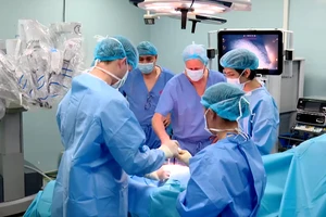 Giáo sư Ahlering trao đổi với các bác sĩ Bệnh viện Bình Dân về cách đặt trocar trong ca phẫu thuật robot điều trị ung thư tuyến tiền liệt