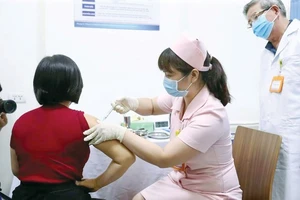 Nhân viên y tế tiêm vaccine cho người dân