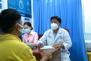 Bác sĩ Trần Trọng Trí, Khoa Ngoại Tiết niệu, Bệnh viện Chợ Rẫy đang thăm khám cho bệnh nhân