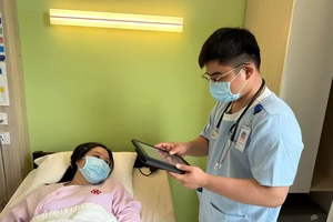 Nhân viên y tế theo dõi sức khỏe của bệnh nhân qua bệnh án điện tử