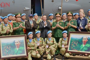 Chủ tịch nước Võ Văn Thưởng chụp hình lưu niệm với các chiến sĩ, bác sĩ lên đường làm nhiệm vụ. Ảnh: CAO THĂNG