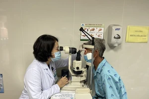 Bác sĩ Bệnh viện Mắt TPHCM đang thăm khám cho bệnh nhân
