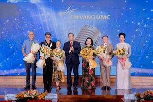 PGS-TS-BS Nguyễn Hoàng Bắc, Giám đốc Bệnh viện Đại học Y dược TPHCM tặng hoa cho các thành viên ban cố vấn