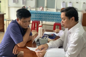 TS-BS Nguyễn Hoàng Hải, Giám đốc Bệnh viện Nhân dân Gia Định đang thăm khám, tư vấn cho người dân