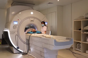 Người bệnh đang được chụp MRI tại Bệnh viện Ung bướu cơ sở 2 vào sáng 5-10