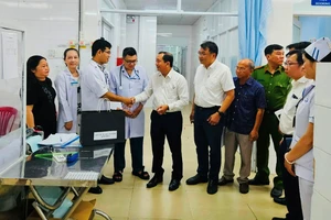 PGS-TS-BS Nguyễn Anh Dũng, Phó Giám đốc Sở Y tế thăm hỏi, động viên tập thể nhân viên khoa Cấp cứu và nhất là nhân viên y tế bị hành hung thuộc Bệnh viện quận 7 
