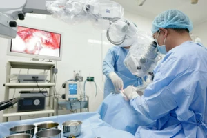 Các bác sĩ Bệnh viện Tai mũi họng đang phẫu thuật cấy ốc tai điện tử cho bệnh nhân