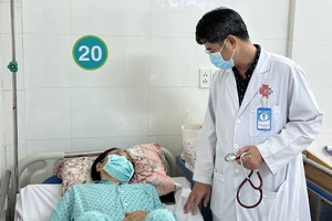 Bác sĩ đang thăm khám cho người bệnh sau phẫu thuật