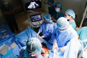 Ê kíp các bác sĩ Bệnh viện Nhi đồng 1 và Bệnh viện Từ Dũ phối hợp thực hiện can thiệp thông van tim cho bào thai ngay trong bụng mẹ