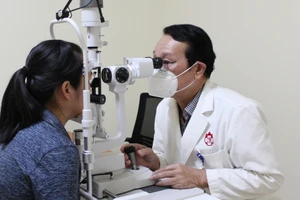 Bác sĩ Bệnh viện Hồng Đức 2 đang thăm khám mắt cho bệnh nhân