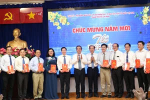 Phó Bí thư Thành ủy TPHCM Nguyễn Phước Lộc tặng thiệp chúc mừng các bệnh viện