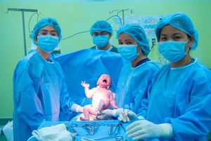 Một em bé chào đời đúng thời khắc giao thừa tại Bệnh viện Hùng Vương