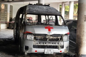 Xe cứu thương bị cháy rụi vào chiều 5-3 Ảnh: SỞ Y TẾ TPHCM
