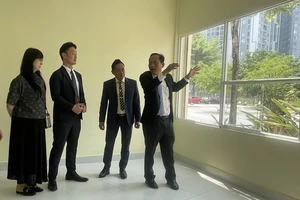 Đoàn công tác Nhật Bản đang tham quan Bệnh viện huyện Bình Chánh