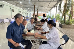 Các bác sĩ Bệnh viện Nhân dân Gia Định đang đo huyết áp cho người bệnh