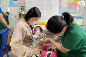 Trẻ được tiêm vaccine 5 trong 1 tại Trạm Y tế xã Phú Xuân, huyện Nhà Bè
