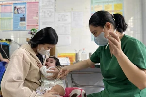 Nhân viên y tế tiêm vaccine cho trẻ trong Chương trình Tiêm chủng mở rộng