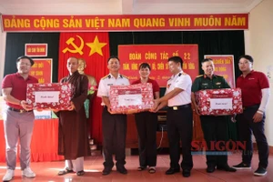 Đại diện đoàn công tác trao tặng các món quà vật chất và tinh thần cho các cán bộ chiến sĩ và lực lượng trên đảo Sinh Tồn Đông