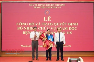 PGS-TS Tăng Chí Thượng, Giám đốc Sở Y tế TPHCM trao quyết định bổ nhiệm Giám đốc Bệnh viện Nhân dân 115 cho BS.CK2 Trần Văn Sóng