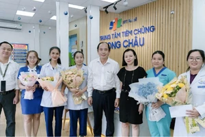 PGS-TS Tăng Chí Thượng tặng hoa chúc mừng ê-kíp y, bác sĩ nhà thuốc