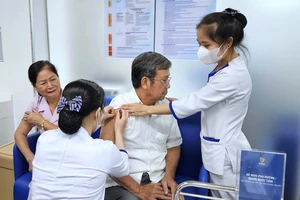 Nhân viên VNVC đang tiêm vaccine cho người dân