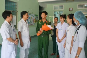 Bệnh viện Quân y 175 chúc mừng bệnh nhân Nguyễn Hoàng Giang khi xuất viện trở về đơn vị