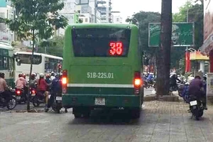 Xe buýt chạy trên vỉa hè
