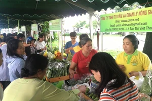 Khai trương Phiên chợ nông sản an toàn tại Công viên Lê Văn Tám