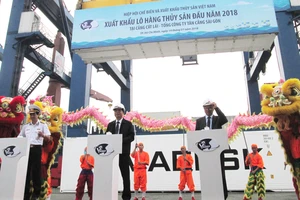 Bộ trưởng Bộ NN&PTNT Nguyễn Xuân Cường và các đại biểu bấm nút phát lệnh xuất khẩu lô hàng thủy sản đầu năm 2018