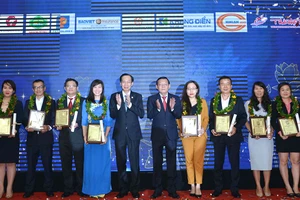  Phó Chủ tịch Thường trực UBND TPHCM Lê Thanh Liêm và Tổng Biên tập báo SGGP Nguyễn Tấn Phong trao giải thưởng Thương hiệu Vàng 2020 cho các doanh nghiệp. Ảnh: VIỆT DŨNG