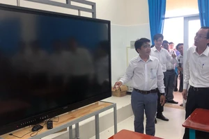 Ông Lê Thanh Liêm khảo sát phòng nghe - nhìn của trường THPT Cần Thạnh