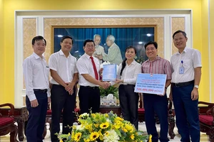 Điện lực TPHCM ủng hộ 500 triệu đồng cho đồng bào miền Trung