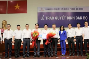Ông Luân Quốc Hưng (người cầm hoa, bên phải) và ông Nguyễn Văn Hùng tại Lễ trao quyết định bổ nhiệm cán bộ