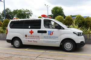 Xe cứu thương Agribank Chi nhánh Bình Thạnh tài trợ Bệnh viện TP Thủ Đức