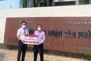 Agribank chi nhánh Tân Phú trao tặng 500 triệu đồng cho Bệnh viện quận Tân Phú chống dịch Covid-19